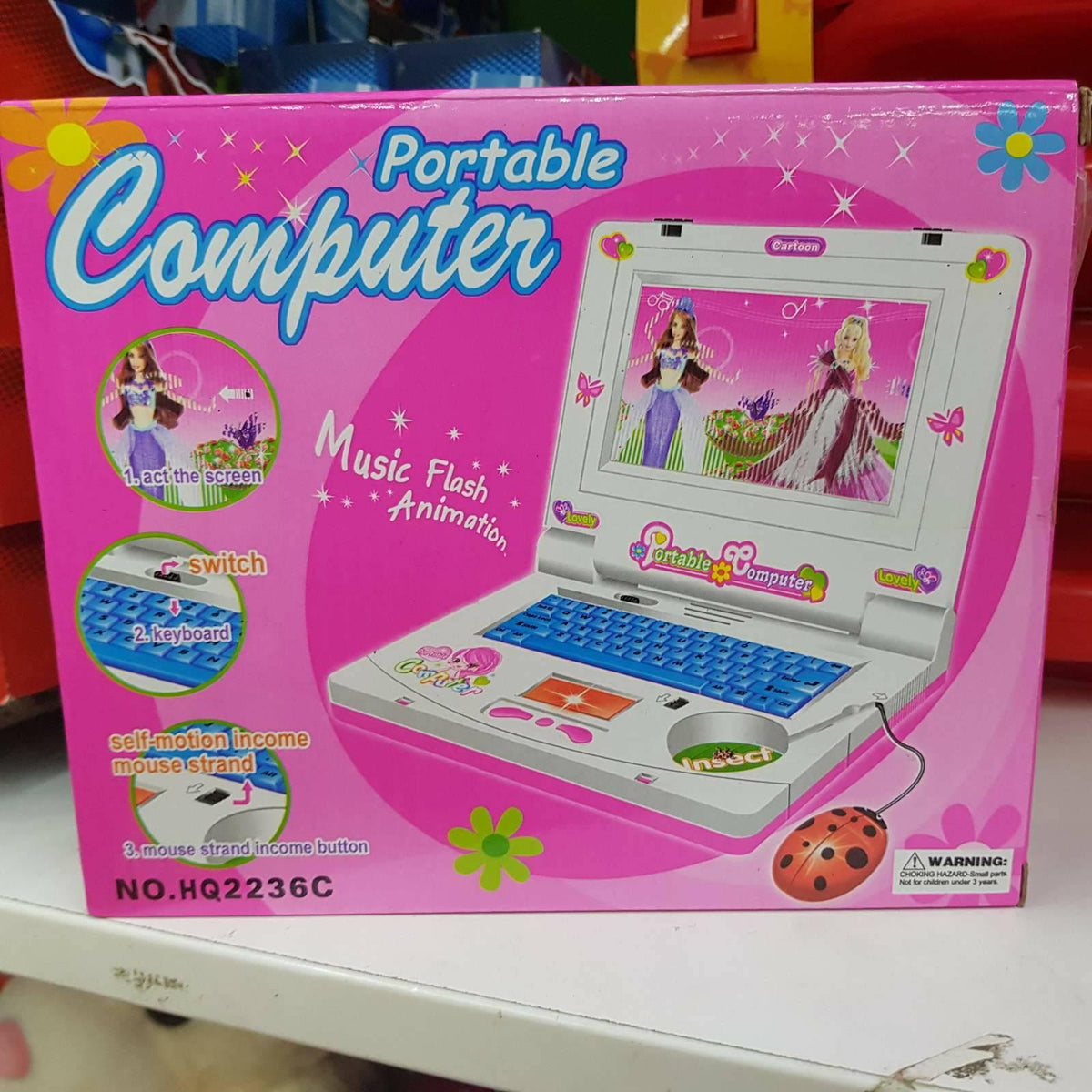Geometrijskog izgleda i roze boje, ova igračka ima oblik laptopa.