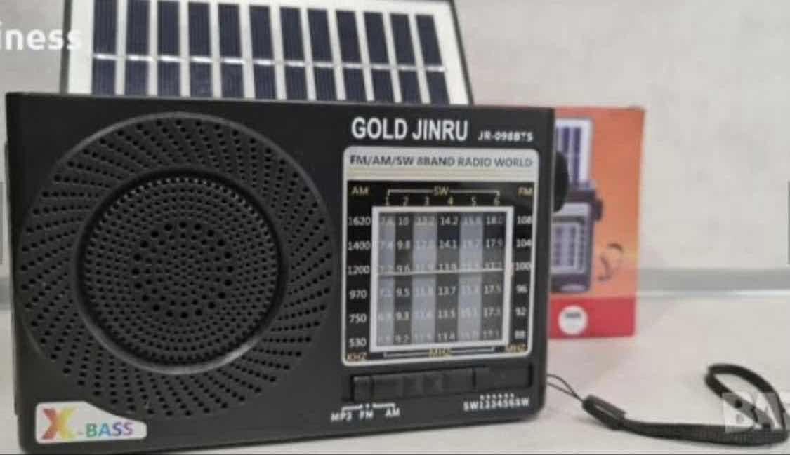 Radio plejer sa ugrađenom bočnom lampom i USB izlazom.