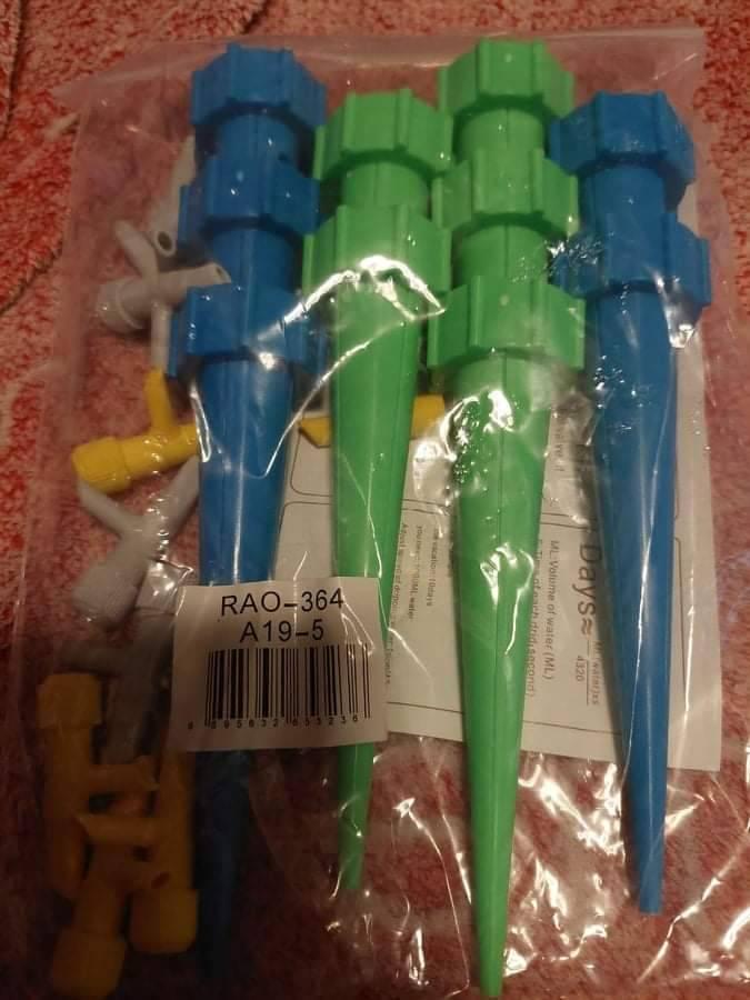 Deset kapaljki za navodnjavanje biljaka pojedinačno.