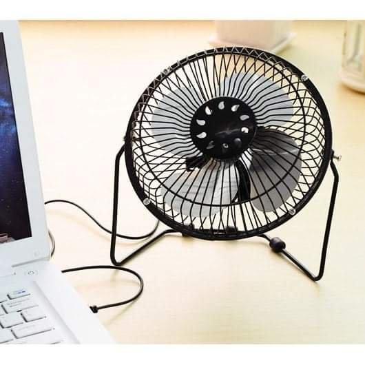 Stoni mini ventilator za rashlađivanje u kancelariji ili kod kuće.