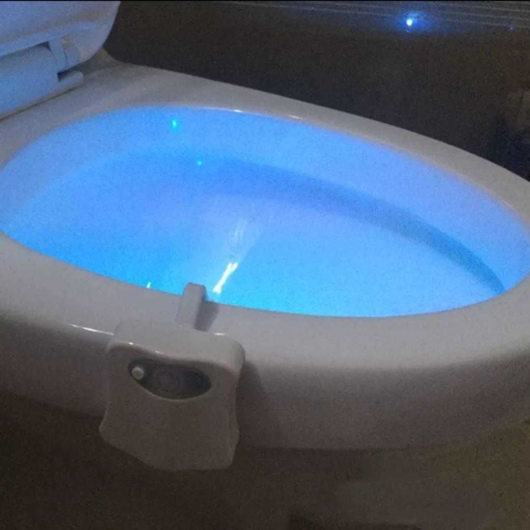 Svetlo za WC šolju koje radi pomoću 3 AAA baterije.