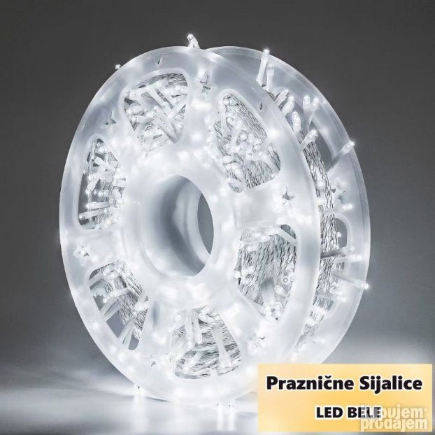 Niz belih LED novogodišnjih lampica za praznično ukrašavanje.