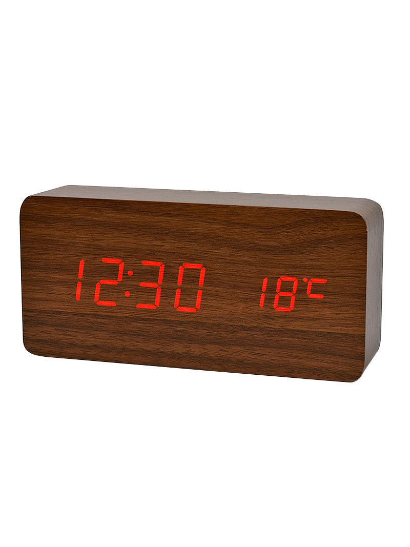 Digitalni alarm sat u braon drvenom stilu sa prikazom na prednjoj strani.