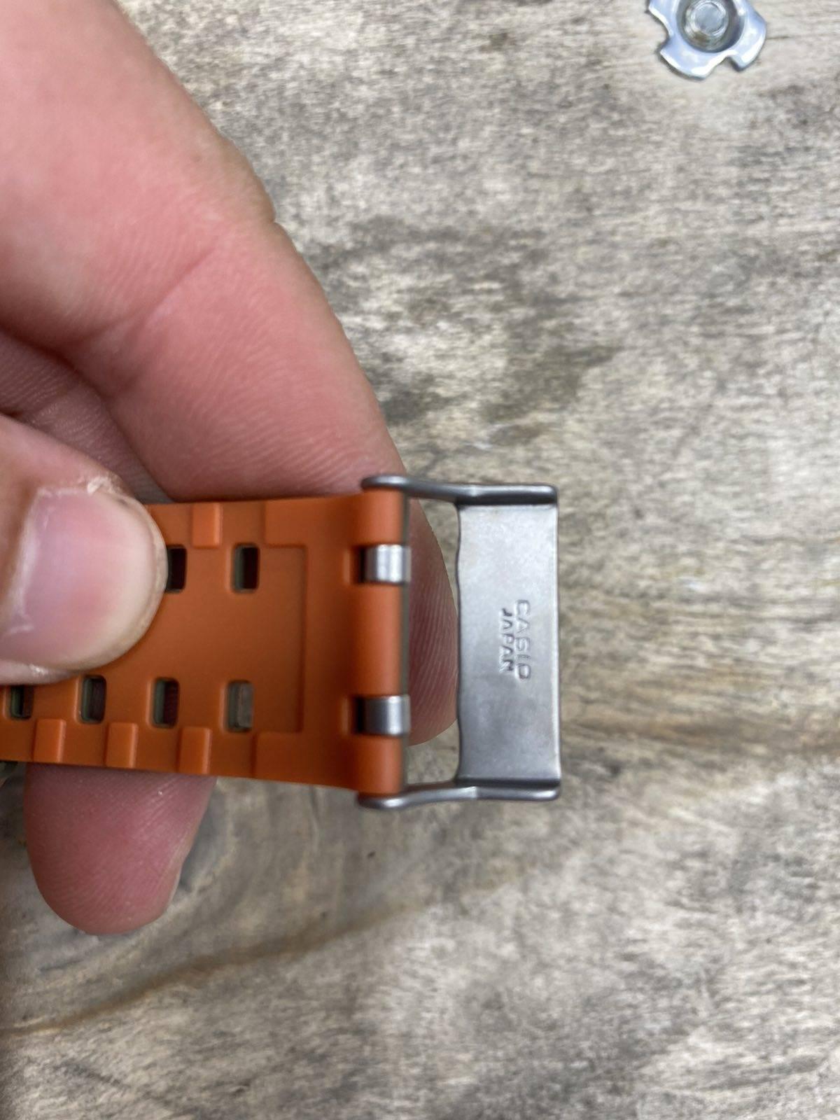 Zeleni GA-110 sa pozadinskim osvetljenjem i analognim prikazom vremena.