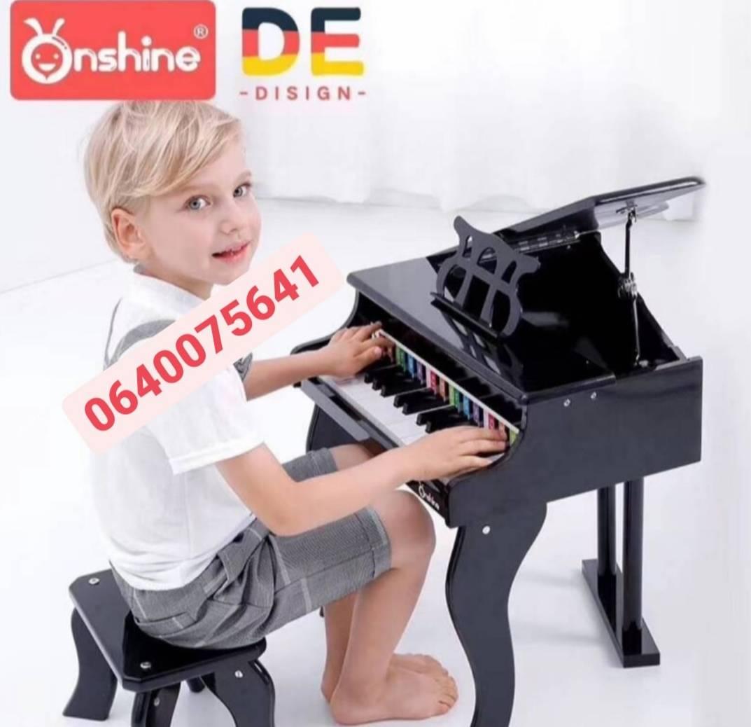Minijaturni klavir za decu prikazan kao umanjeni muzički instrument.
