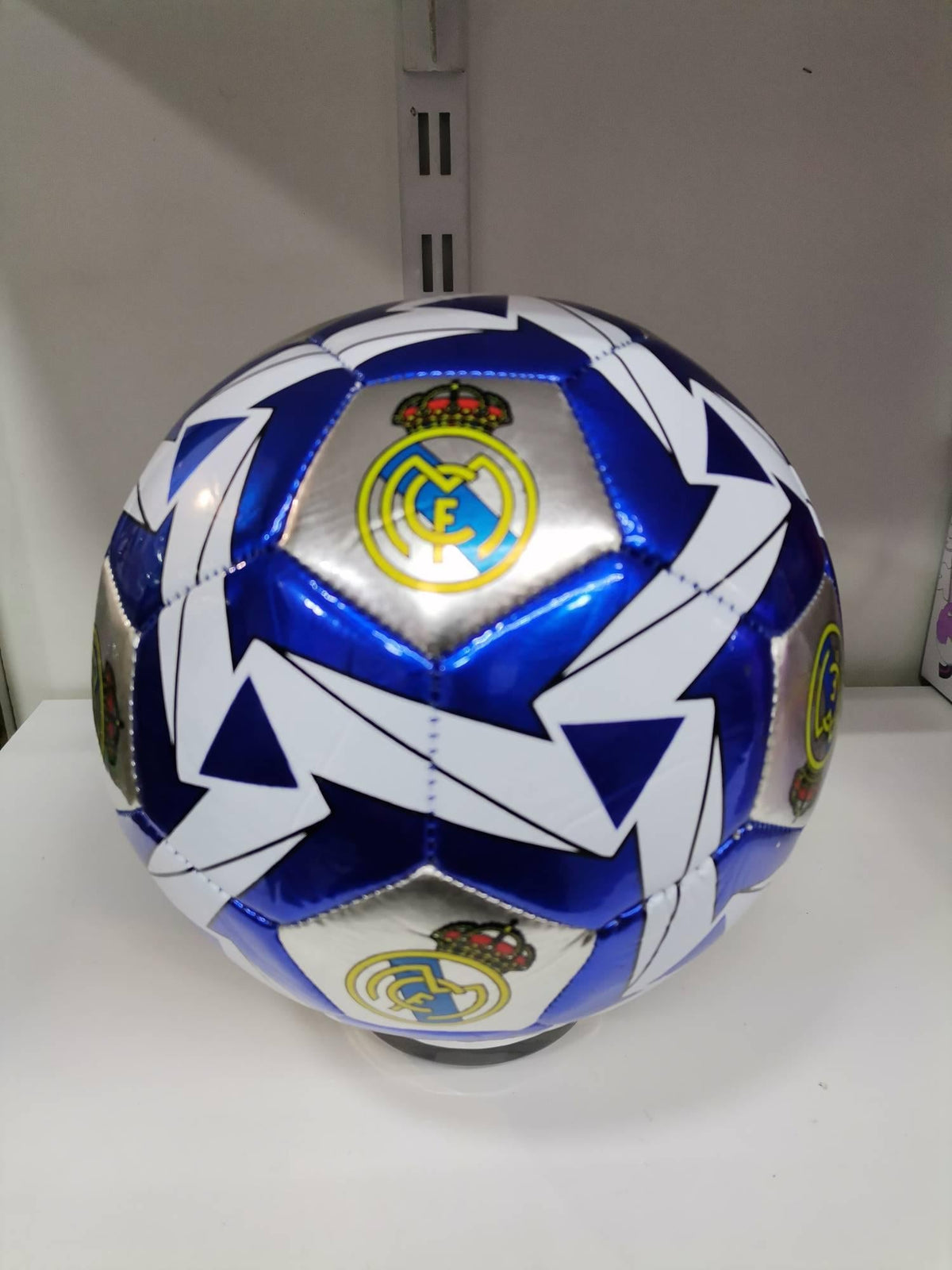 Dečija fudbalska lopta sa motivom Real Madrida.