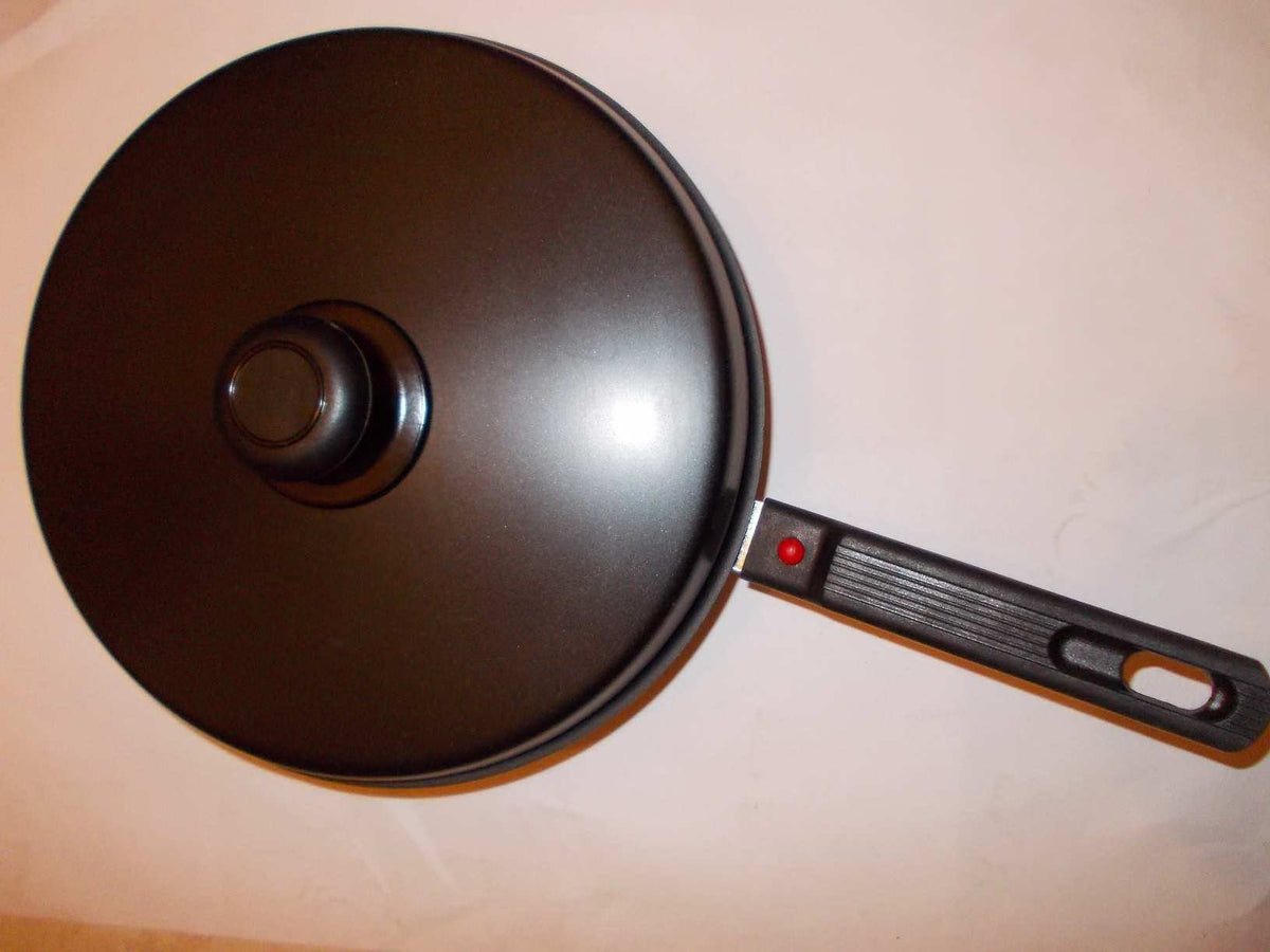 Dry Cooker tiganj čija se ručka može ukloniti nakon upotrebe.