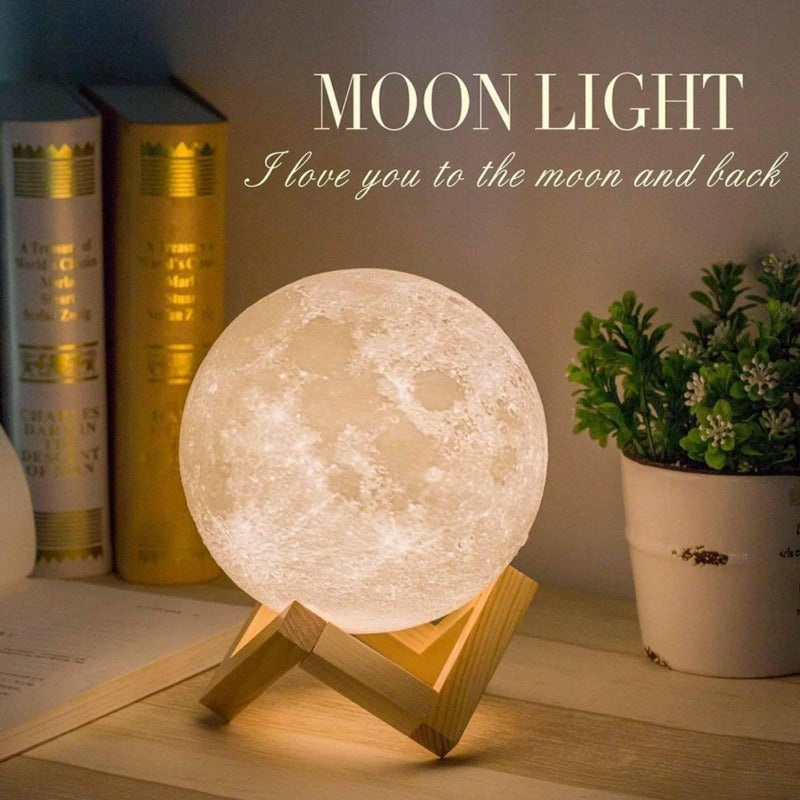 Lampa u obliku meseca sa drvenim postoljem.