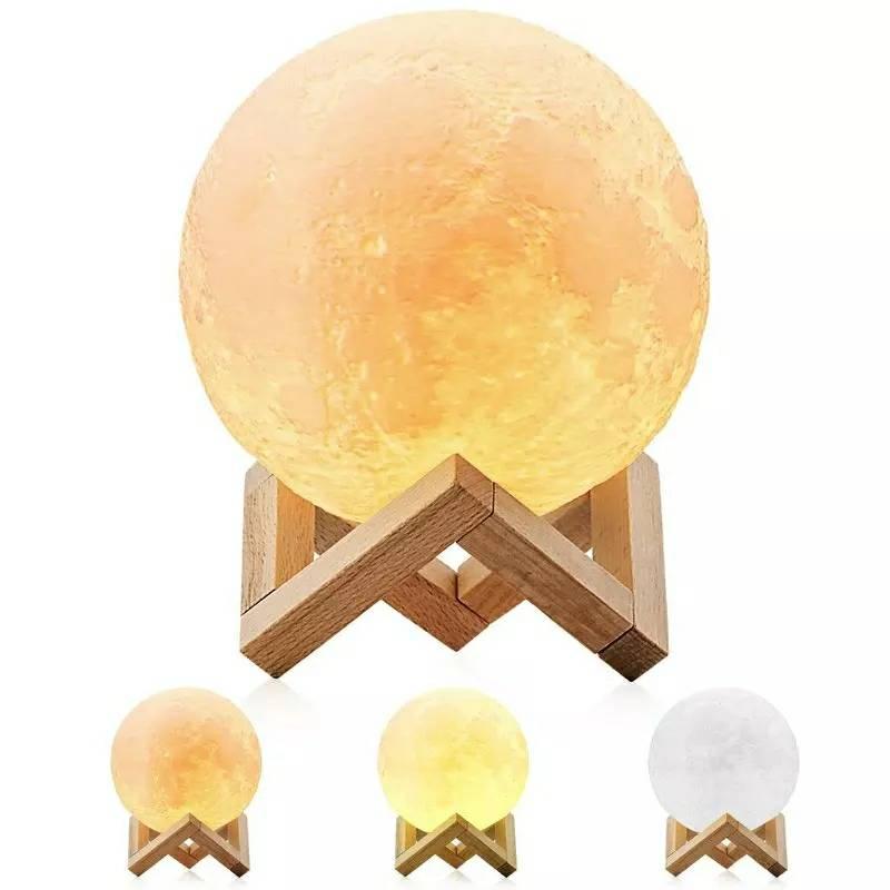 Lampa za dom koja spaja mesečev oblik i promenljive nijanse bele svetlosti.