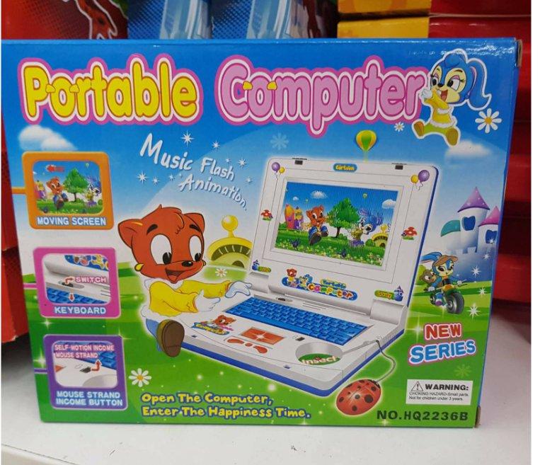 Roze laptop za dečju igru prikazan je kao plastična muzička igračka.