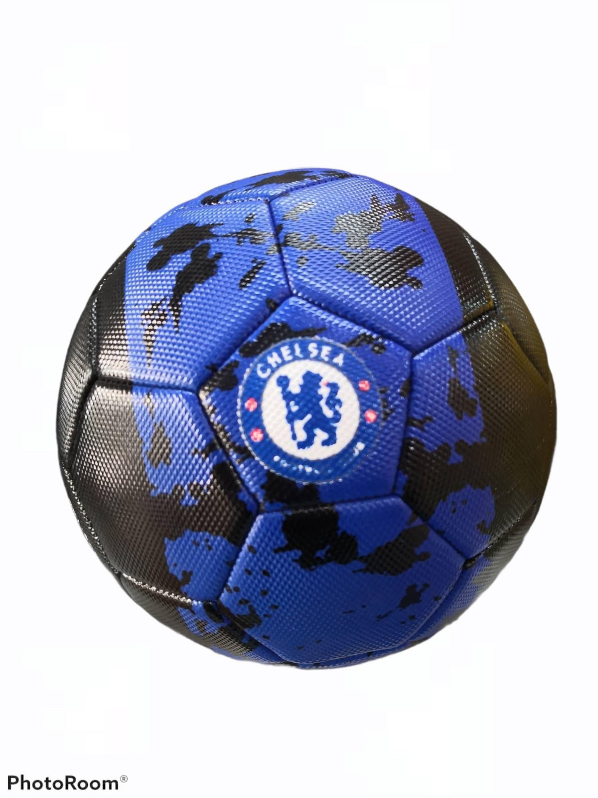 Kožna fudbalska lopta u crno-plavoj kombinaciji sa nazivom Chelsea.