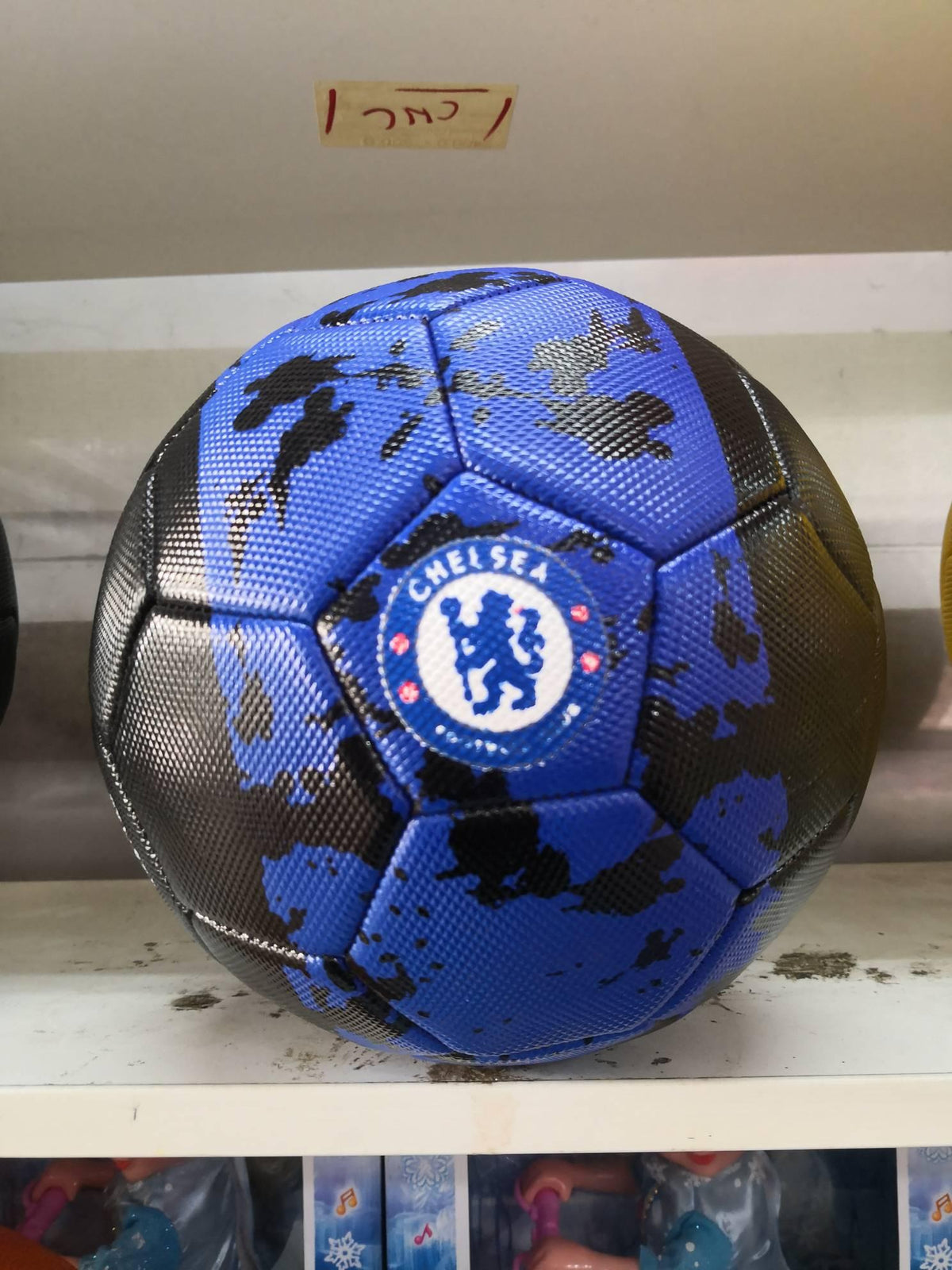 Crno-plava lopta za fudbal sa Chelsea oznakom.