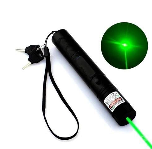 Laserski pokazivač sa zelenim snopom i aluminijumskim kućištem.