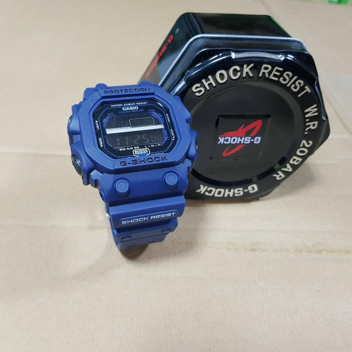 Gumirani G Shock sat na fotografiji proizvoda.