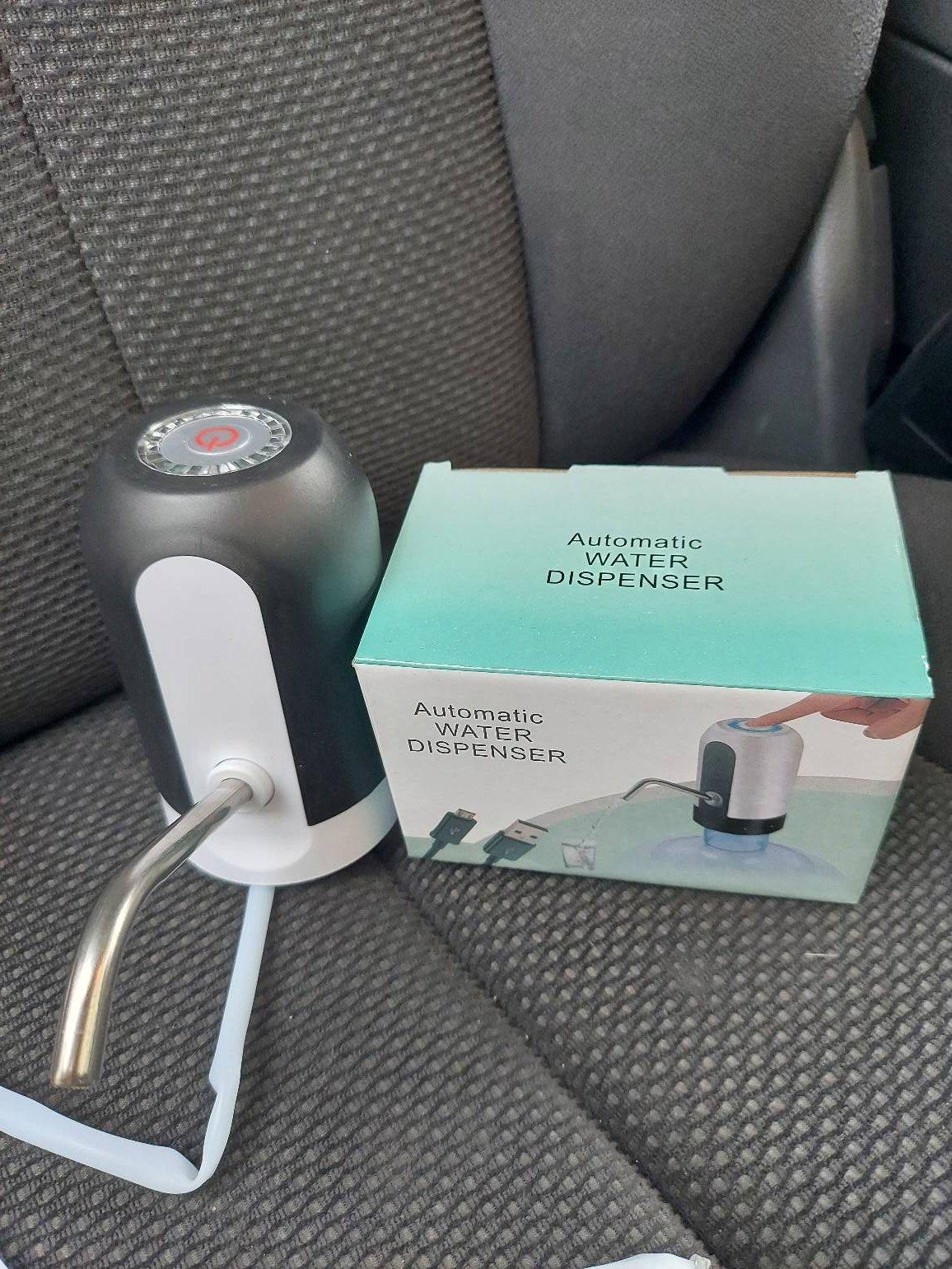 Na slici je električna pumpa za vodu koja se puni putem USB-a.