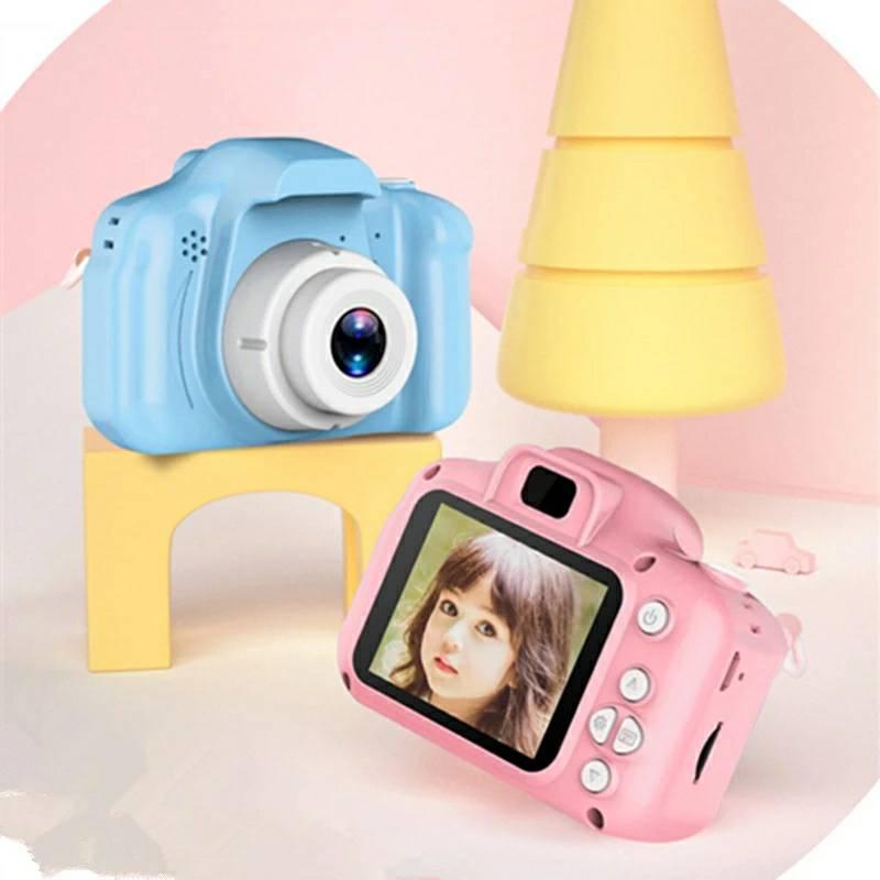 Dečiji digitalni fotoaparat sa baterijom kapaciteta 400 mAh.