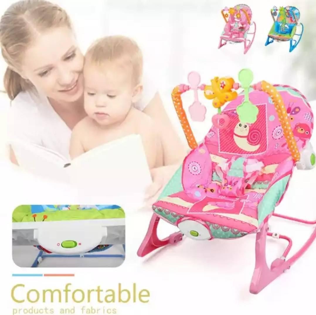 Roze sedište za bebe u uspravnom položaju.