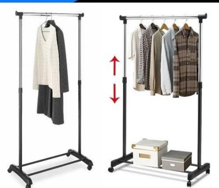 Podesivi stalak za odeću sa šipkama za kačenje garderobe.