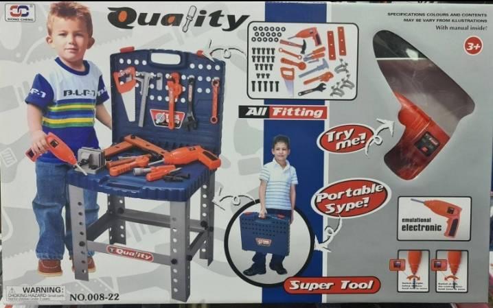 Pribor za igru majstora raspoređen uz dečju radionicu.