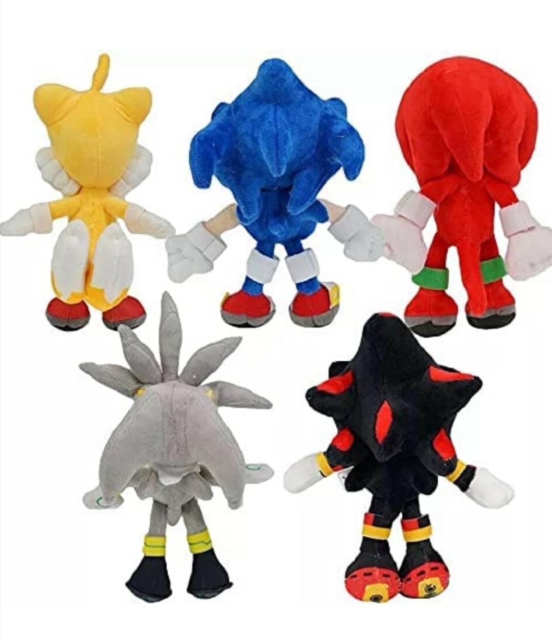 Lik Knuckles iz Sonic serijala prikazan je u obliku plišane igračke.