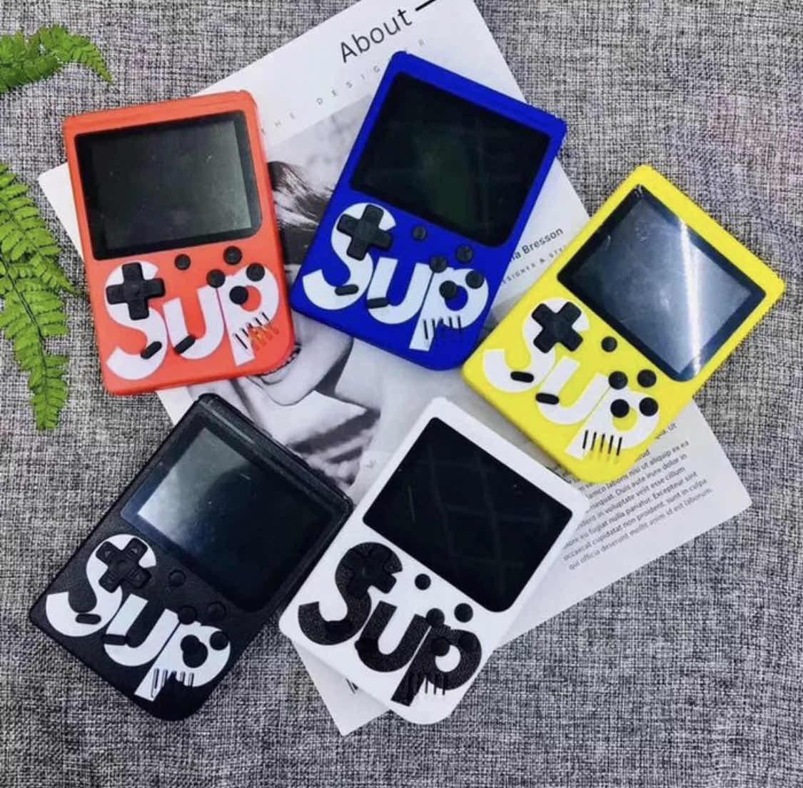 Sup Game Box ručna konzola koja se može povezati sa televizorom priloženim kablovima.