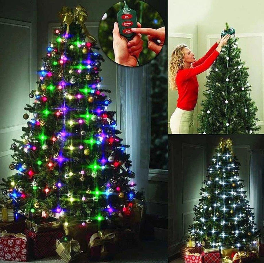 Osam nizova sa sijalicama raspoređenih oko jelke pomoću obruča.
