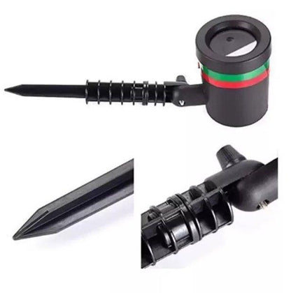 Uz lasersko svetlo navedeni su dodatak za postavljanje u zemlju, postolje, uputstvo, daljinski upravljač, adapter i USB kabl.