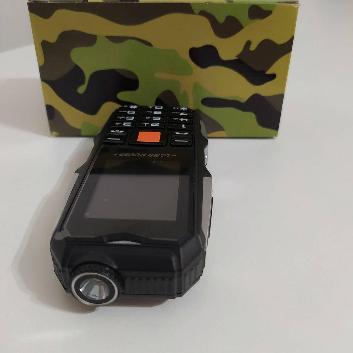 Mobilni uređaj Land Rover prikazan kao proizvod.