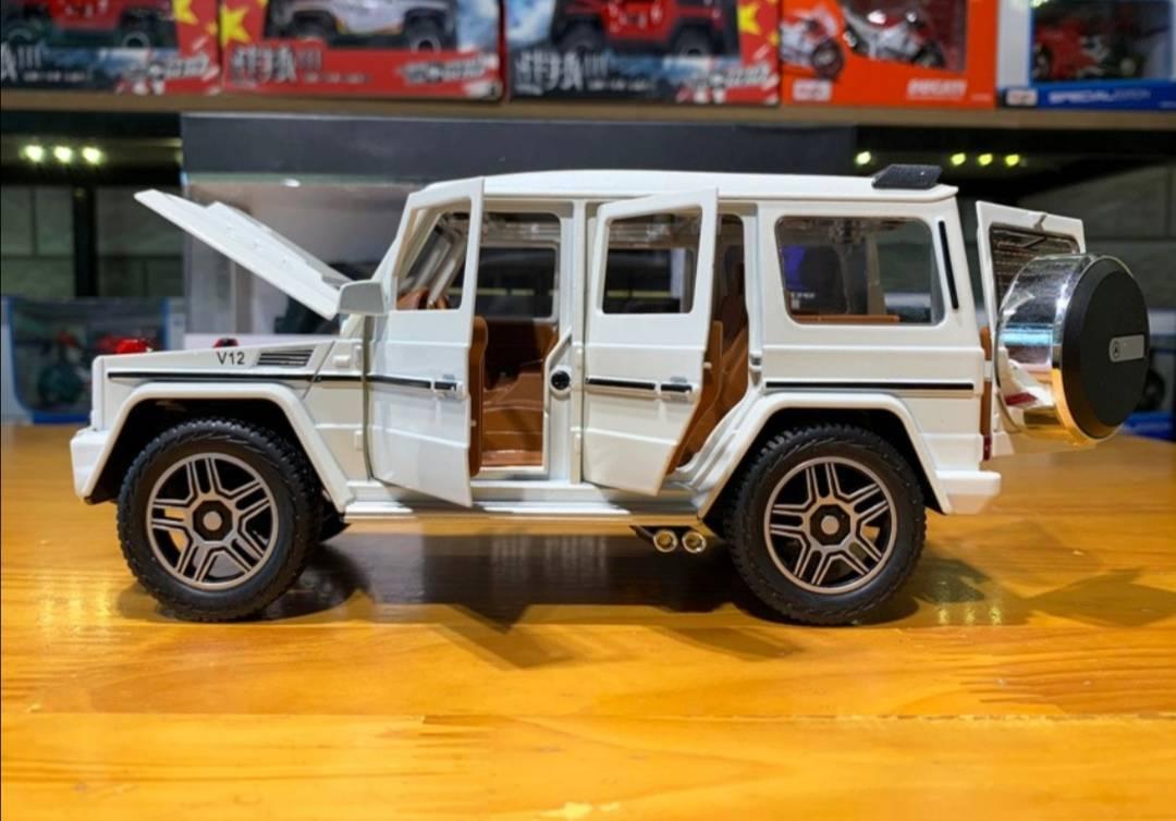 Mercedes-Benz AMG G63 je predstavljen kao beli metalni model sa zvukom motora.