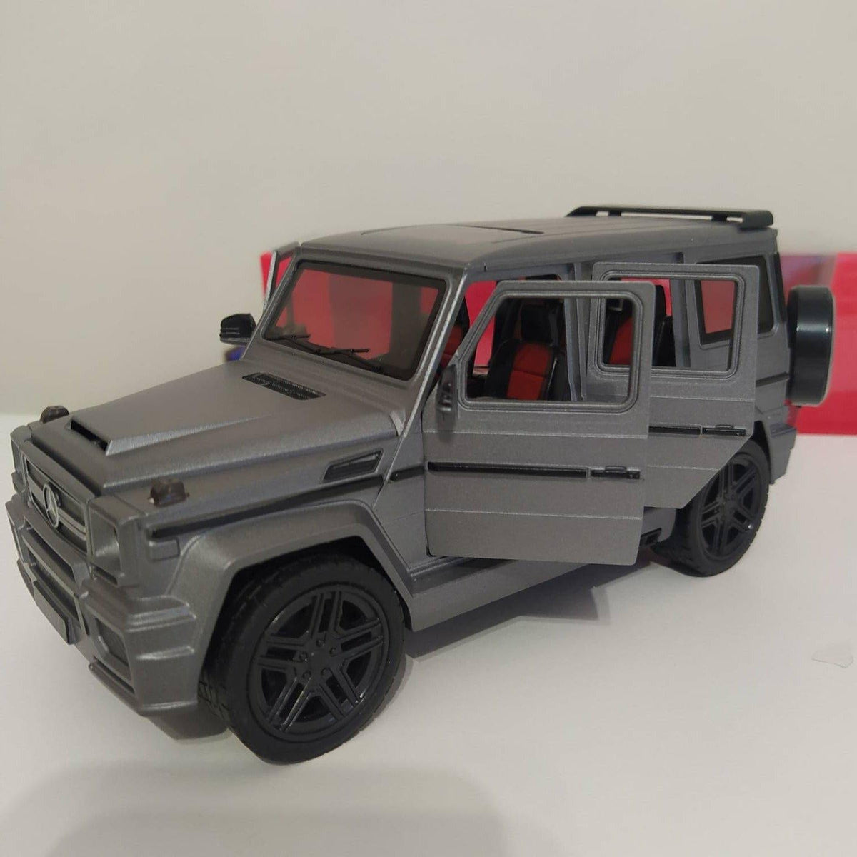 Terenac Mercedes G-klase 65 AMG prikazan kao igračka od metala.