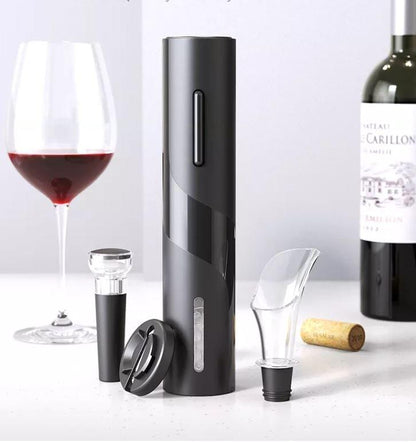 Električni otvarač za vino prikazan kao deo vinskog kompleta.