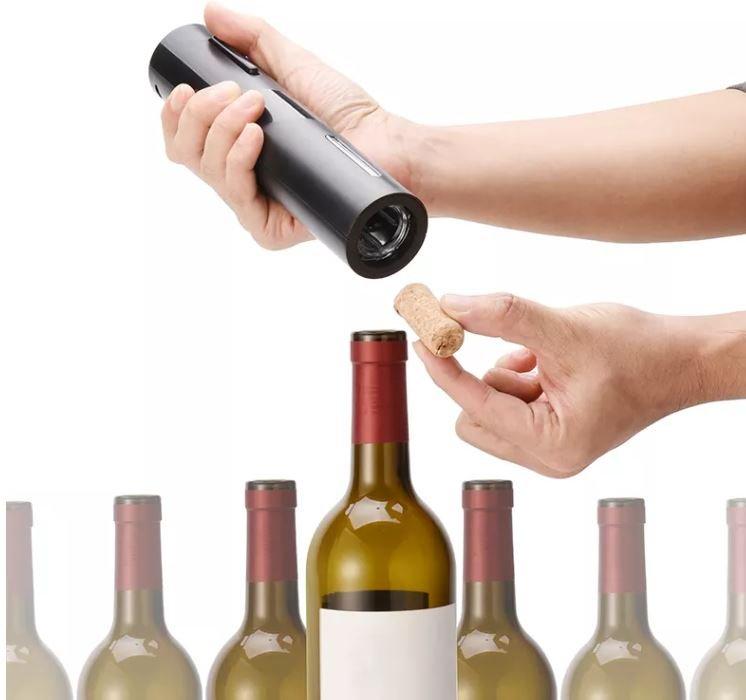 Komplet za vino koji sadrži električni otvarač i tri dodatka.