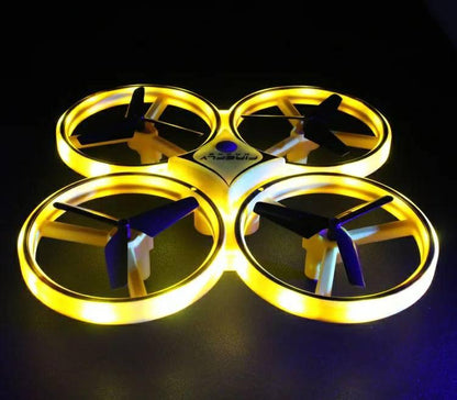 Dron Firefly F65 prikazan kao leteća igračka za upravljanje rukom.