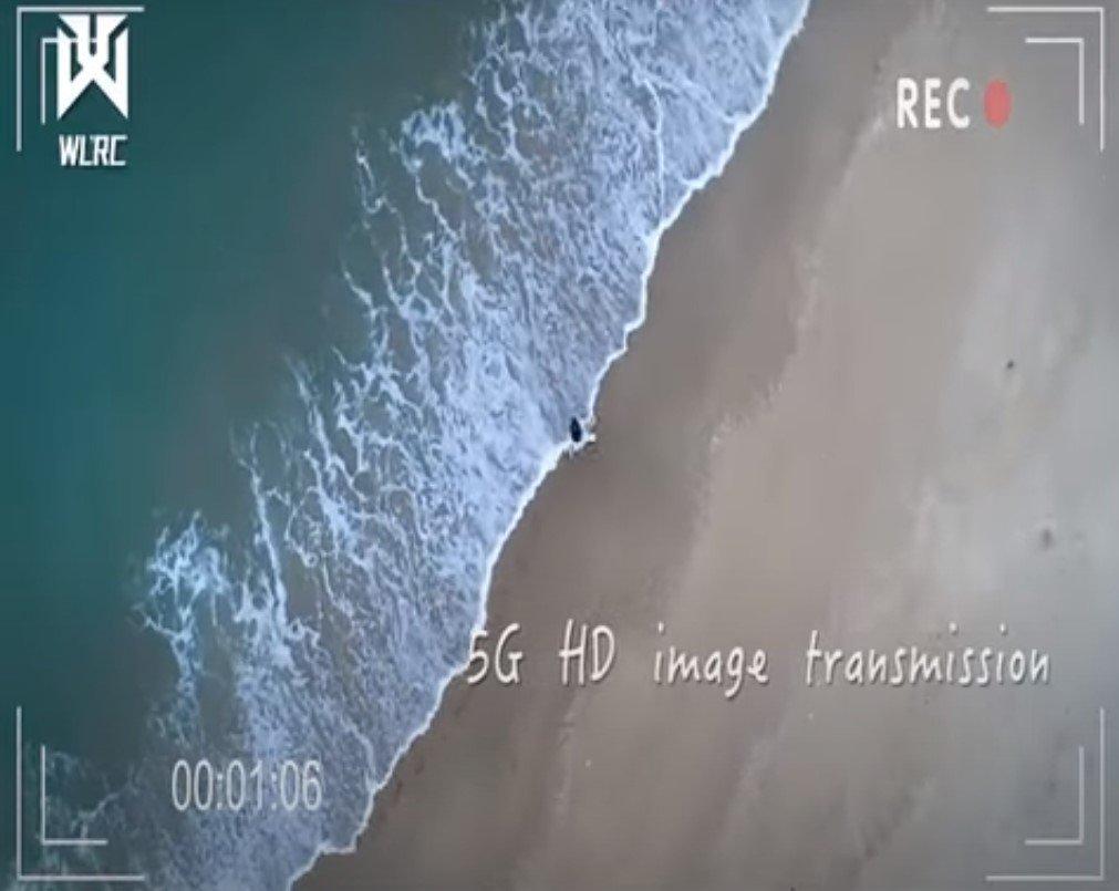 Prikazan je sklopivi KK7 dron namenjen upravljanju na daljinu.
