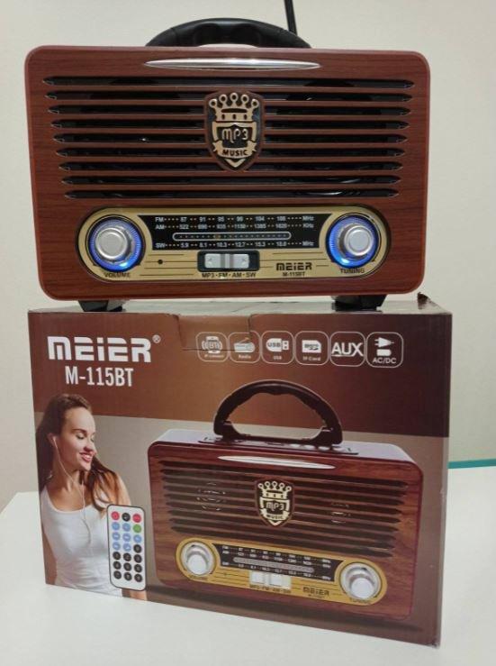 Fotografija prikazuje retro radio-prijemnik M-115 BT.