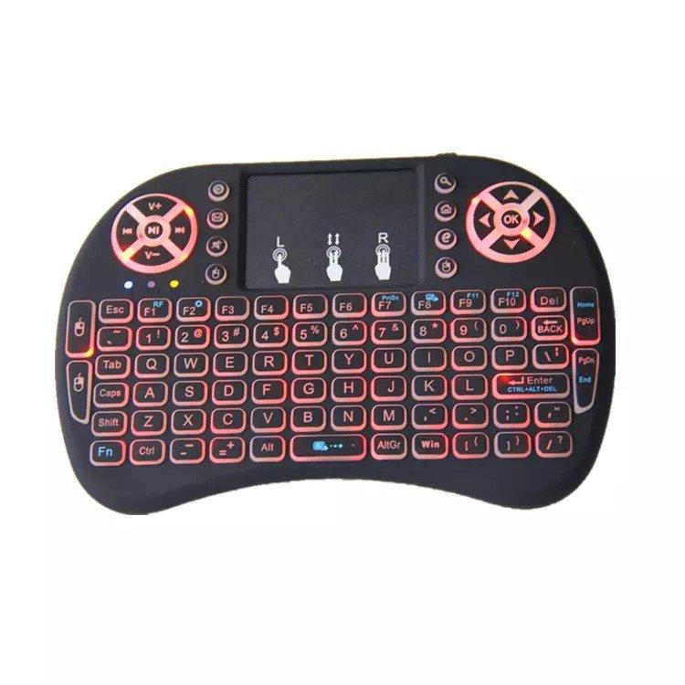 Kompaktna QWERTY tastatura namenjena unosu teksta i upravljanju preko touch-pada.