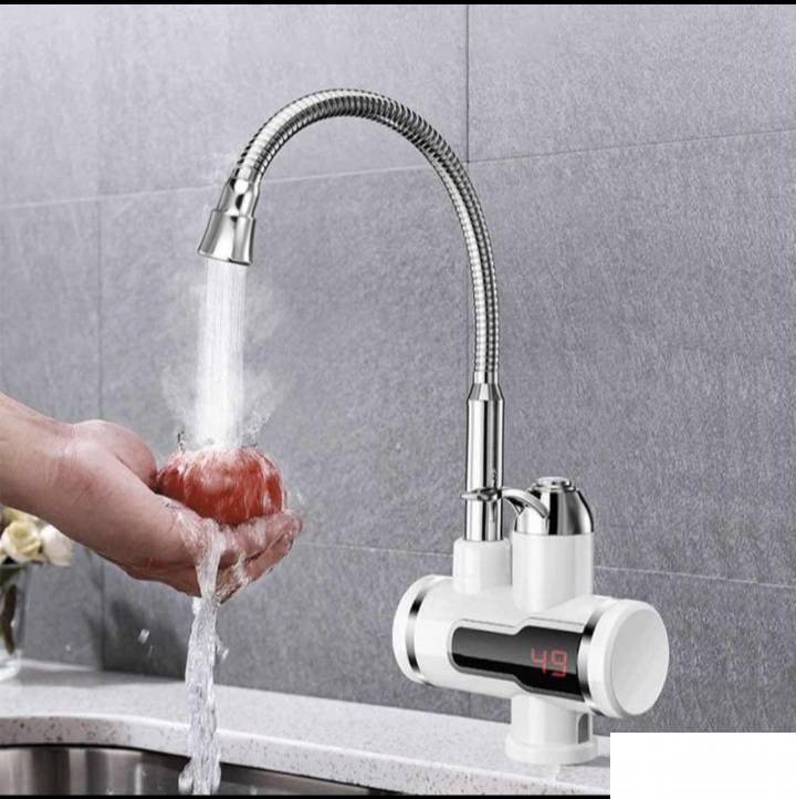 Ugradna slavina PRODAVANI sa protočnim bojlerom i gibljivim crevom.