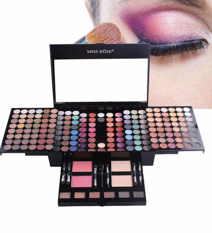 Paleta Miss Rose Blockbuster sadrži 180 boja senki, šest boja za obrve, dve nijanse pudera i dve nijanse bronzera.