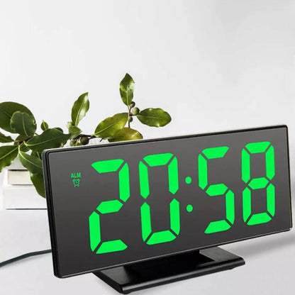 Digitalni sat sa ogledalskim izgledom i velikim belim LED prikazom.
