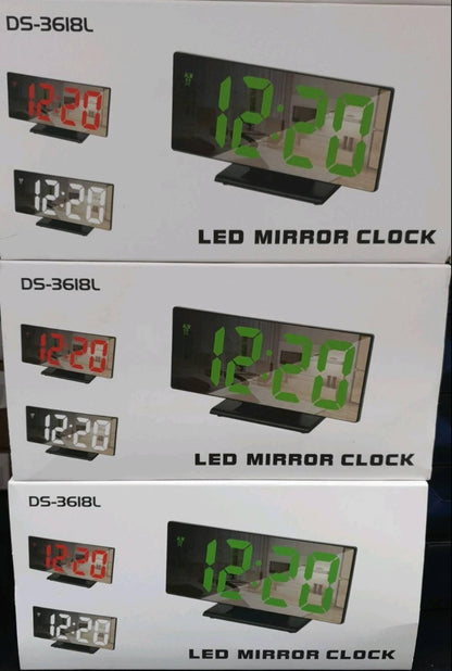 Digitalni LED sat sa prikazom vremena, datuma i temperature.