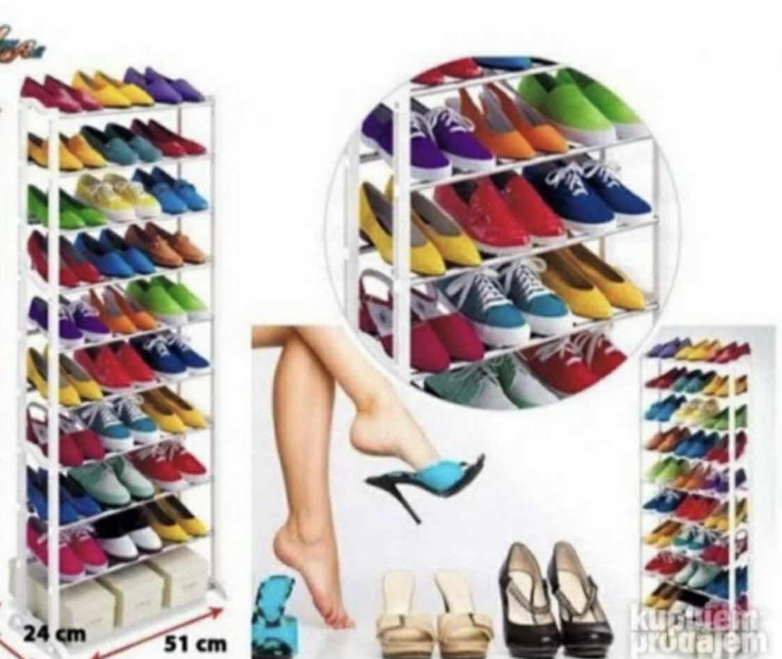 Polica za obuću za pregledno slaganje više pari cipela.
