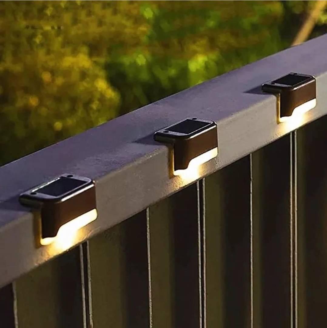 Solarna svetiljka namenjena postavljanju na terasi.
