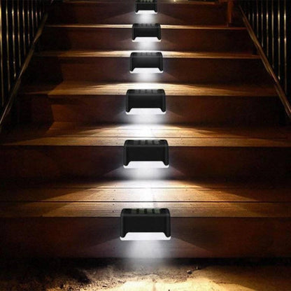 Solarna lampa za osvetljavanje stepenica u dvorištu.