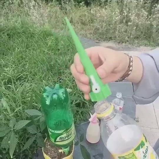 Pribor za navodnjavanje kap po kap u kućnoj bašti.