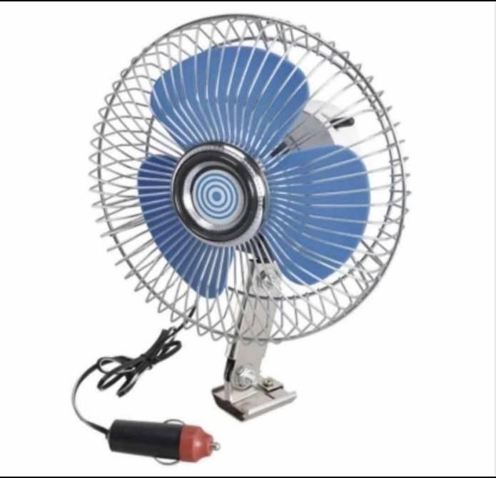Ventilator za automobil sa priključkom za napajanje od 12 V.