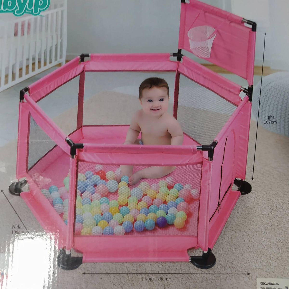 Ogradica za bebe može se koristiti u zatvorenom i na otvorenom.