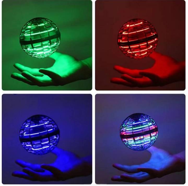 Leteća igračka u obliku lopte sa LED svetlom.