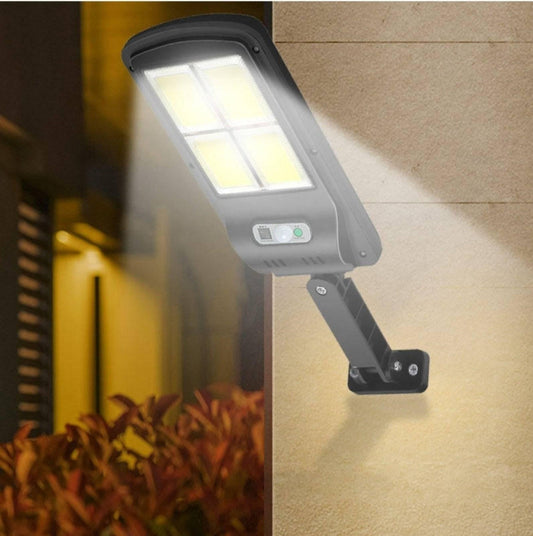 Prikaz zidne solarne lampe namenjene osvetljavanju dvorišta.