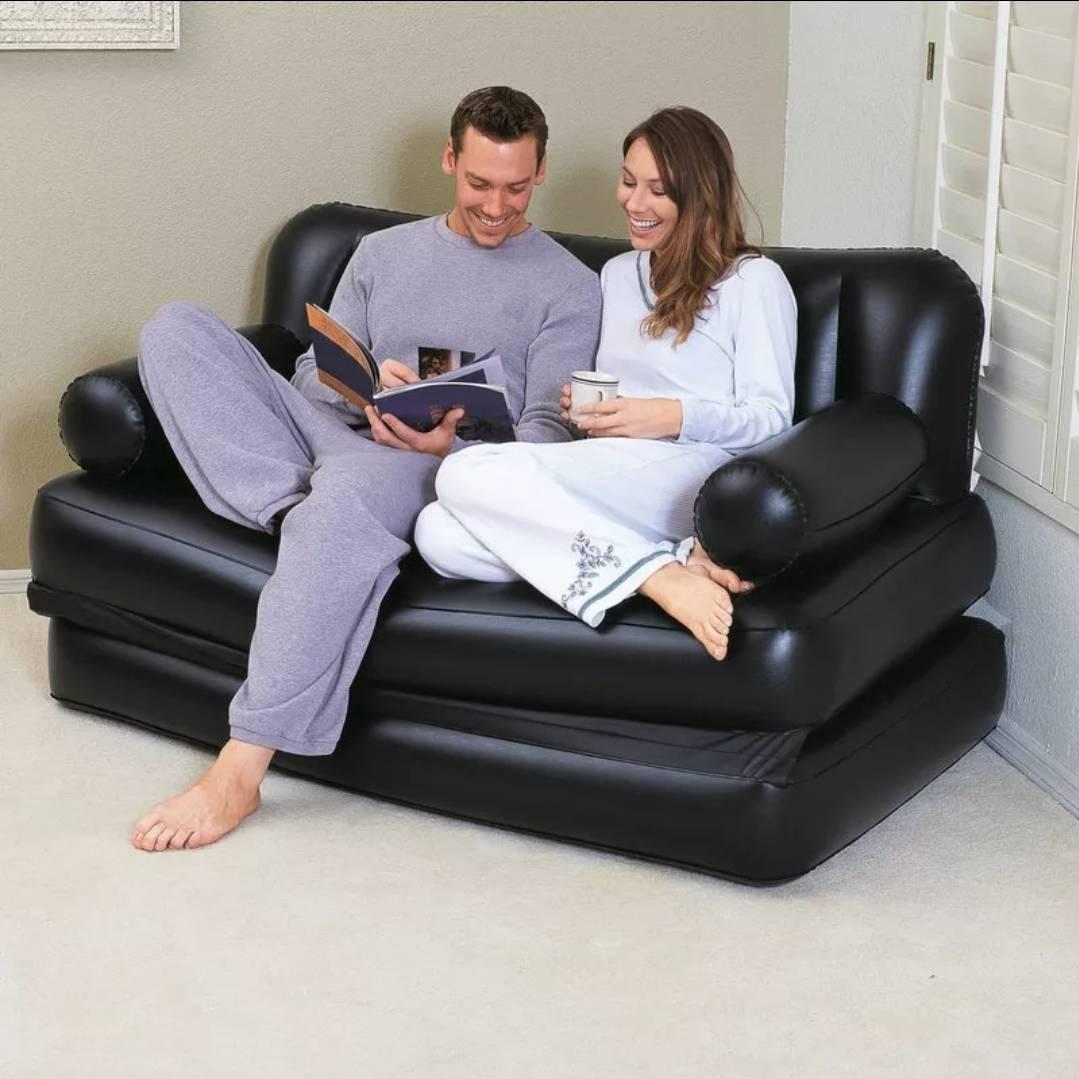 Naduvavajući komad nameštaja prikazan kao sofa.