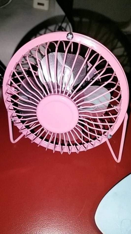 Mini ventilator sa prekidačem za uključivanje i isključivanje.